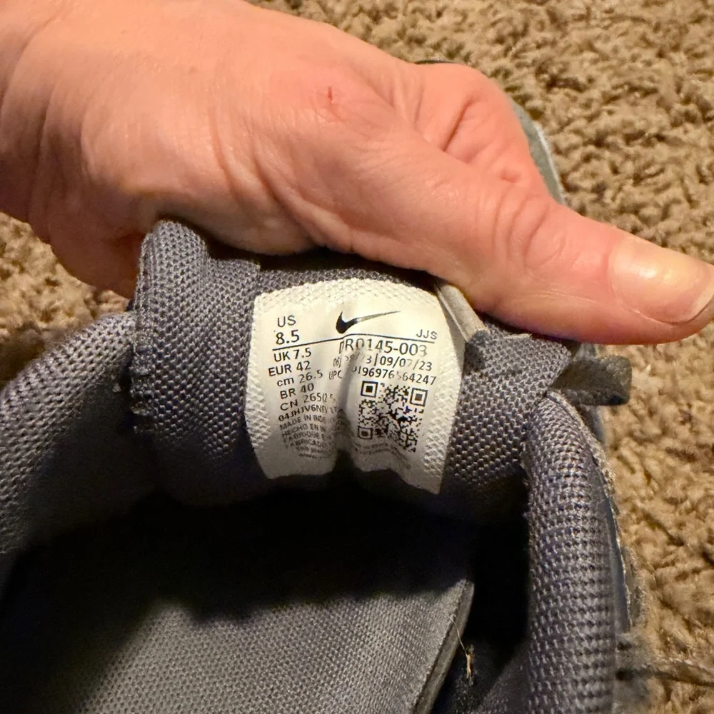 Mens size 8.5 Nike Air Max Men's Dark Gray and White Sneakers - Picture 4 of 4